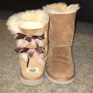 Woman's ugg Bailey bow Chessnut
